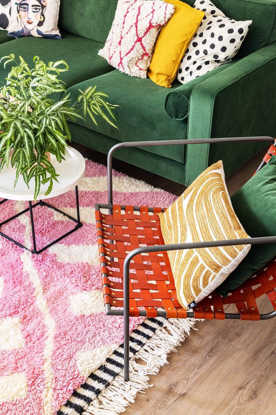 כורסא מעוצבת בסלון בצבע אדום